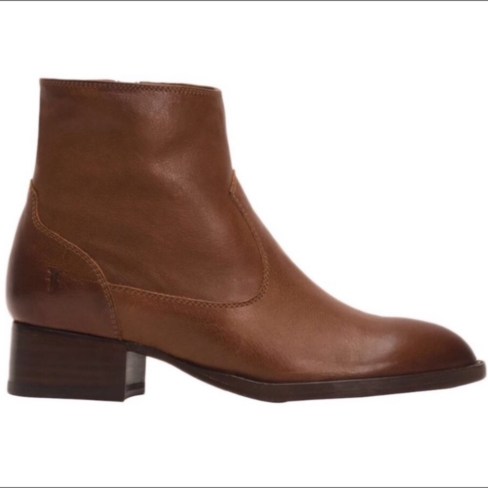 Frye Brooke inside zip short 8.5 cognac